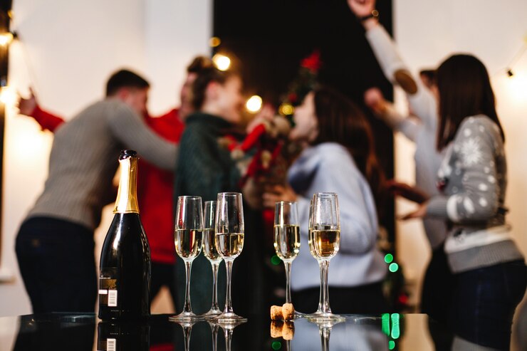 Kostenlose Foto weihnachts- und neujahrsvorbereitungen. firma von attraktiven glücklichen jungen leuten feiert