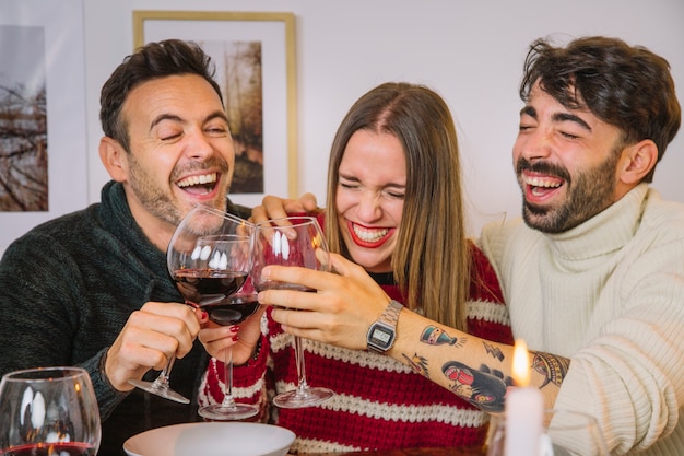 Weihnachtsabendessenkonzept mit frohen Freunden