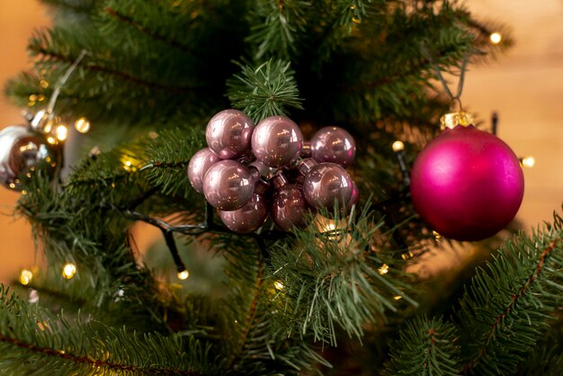 Weihnachtsanordnung mit Baum und Kugeln