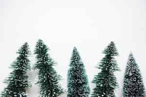 Kostenloses Foto weihnachtsbäume mit designraumhintergrund
