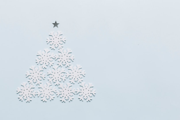 Weihnachtsbaum aus kleinen Schneeflocken