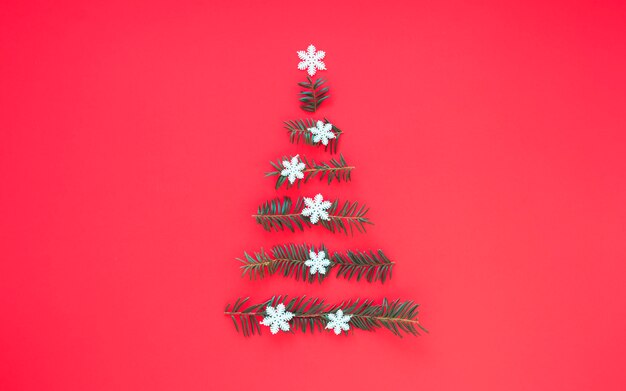 Weihnachtsbaum aus Tannenzweigen gemacht