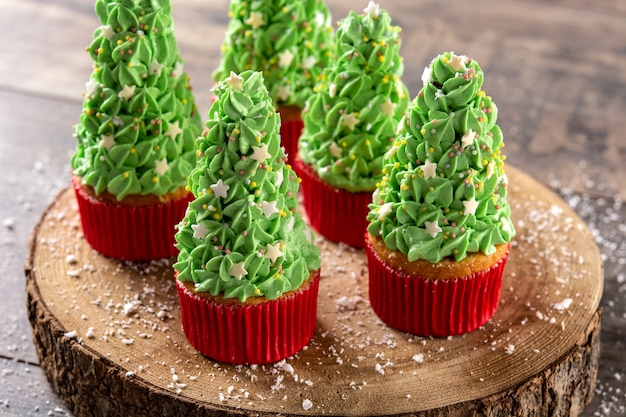 Weihnachtsbaum Cupcakes auf Holztisch