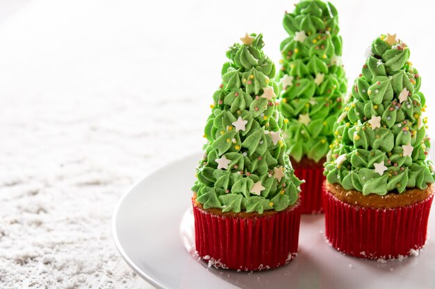 Weihnachtsbaum-Cupcakes auf Schnee