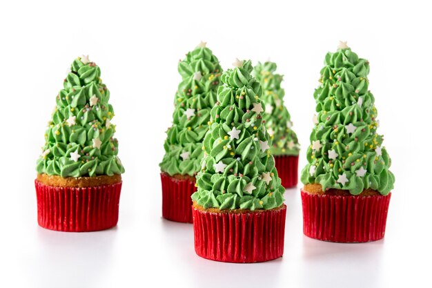 Weihnachtsbaum-Cupcakes isoliert auf weißem Hintergrund
