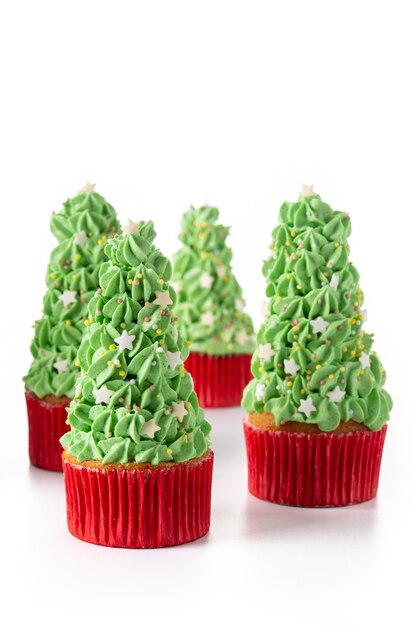 Weihnachtsbaum-Cupcakes isoliert auf weißem Hintergrund