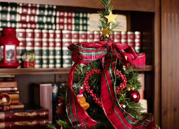 Weihnachtsbaum mit Bändern