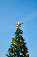 Weihnachtsbaum mit bunten dekoration