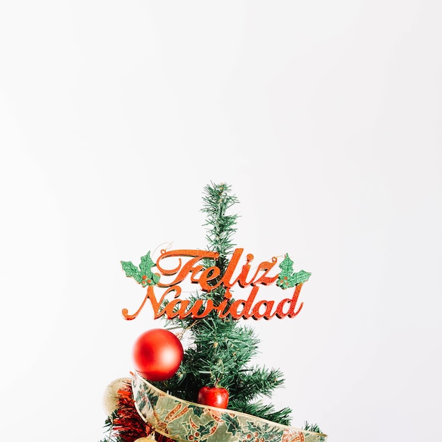 Weihnachtsbaum mit Feliz Navidad Buchstaben