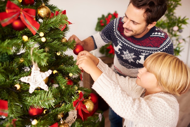 Weihnachtsbaum mit Papa dekorieren