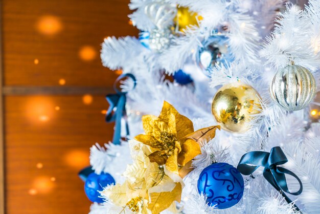 Weihnachtsbaum mit weißen Zweigen, goldenen Sternen und blauen Kugeln