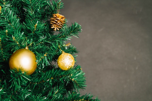 Weihnachtsbaum mit zwei goldenen Kugeln