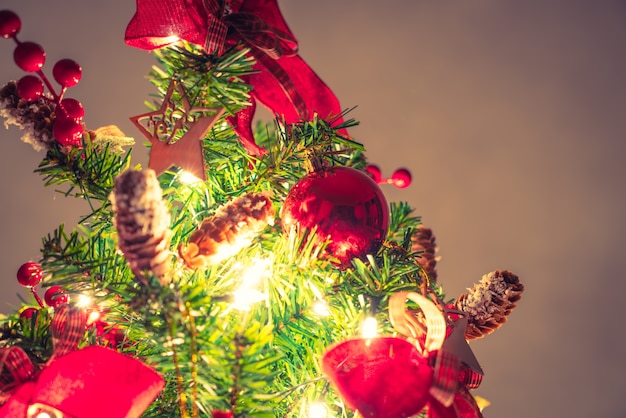 Weihnachtsbaum und Dekoration (gefiltertes Bild verarbeitet vin