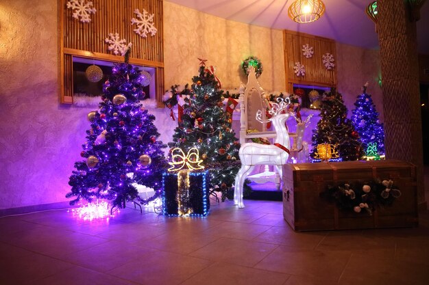 Weihnachtsbaum und geschenkboxen im gemütlichen wohnzimmer