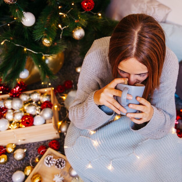 Weihnachtsbaum und Teekonzept mit dem Frauentrinken