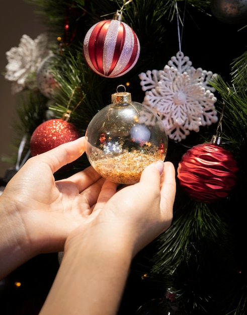 Weihnachtsbaum verziert mit Kugeln