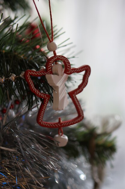 Weihnachtsbaumdekoration eines Engels, der von den Zweigen hängt