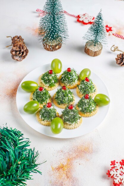 Weihnachtsbaumförmige Snacks.