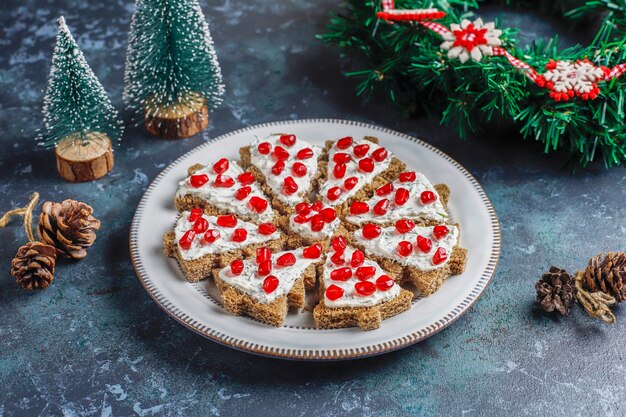 Weihnachtsbaumförmige Snacks.