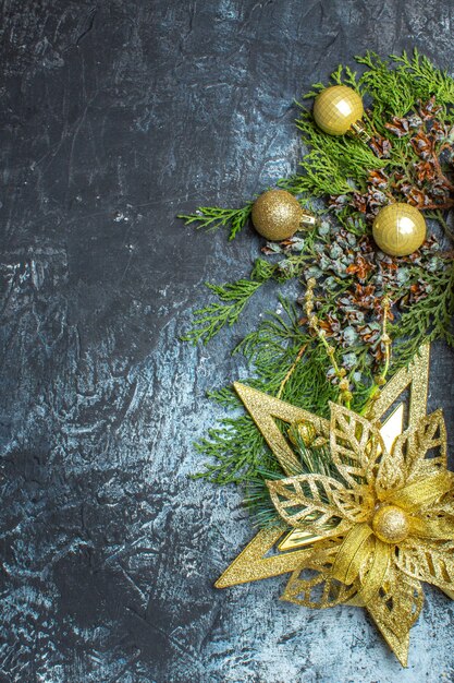 Weihnachtsbaumspielzeug mit Draufsicht auf hell-dunklem Hintergrund