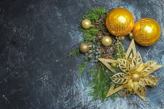 Weihnachtsbaumspielzeug mit Draufsicht auf hell-dunklem Hintergrund