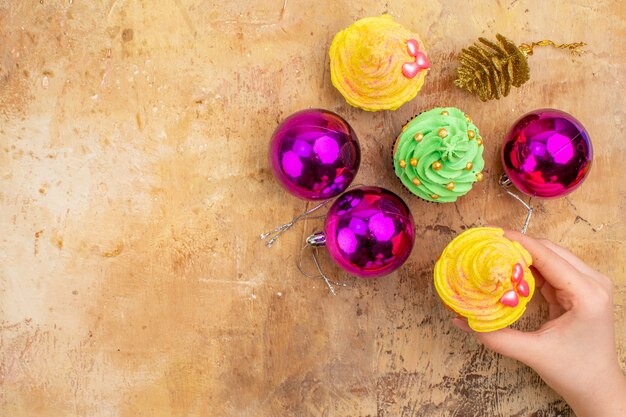 Weihnachtsbaumspielzeug von oben mit cremigen Kuchen