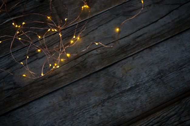 Kostenloses Foto weihnachtsbeleuchtung auf einem holztisch