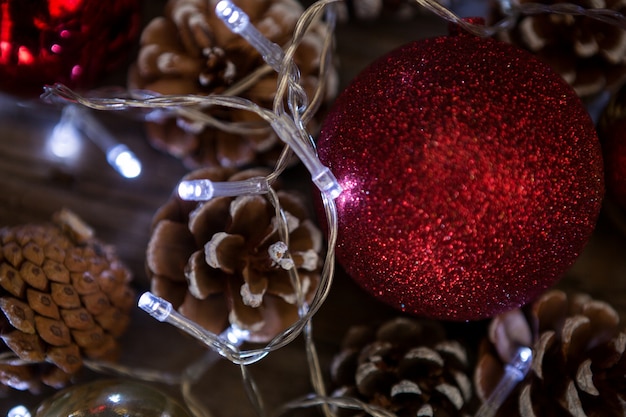 Kostenloses Foto weihnachtsbeleuchtung auf einem holztisch