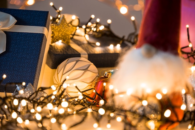 Weihnachtsbeleuchtung im Wohnzimmer