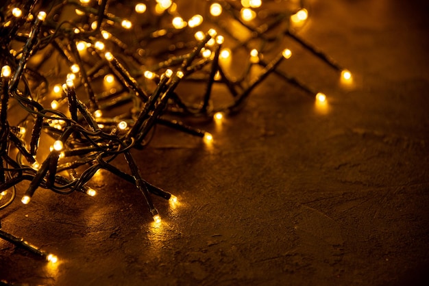 Weihnachtsbeschaffenheit gelbe lichter festlich auf dem dunklen hintergrund Premium Fotos