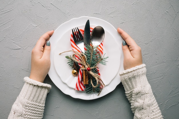 Kostenloses Foto weihnachtsbesteck mit den händen