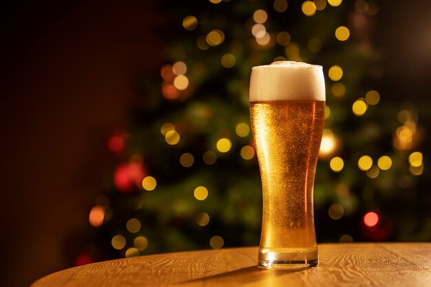 Weihnachtsbier auf dem Tisch Stillleben