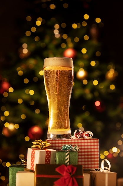 Kostenloses Foto weihnachtsbier auf geschenke-stillleben