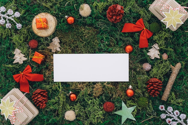 Weihnachtsdekoration auf Gras mit Banner