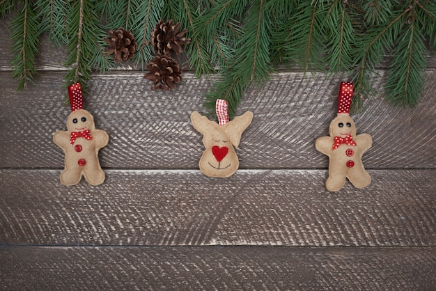 Kostenloses Foto weihnachtsdekoration hängt am weihnachtsbaum