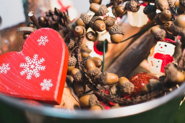 Weihnachtsdekoration mit Nüssen und Herzen