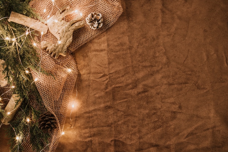 Kostenlose Foto weihnachtsdekoration mit platz und lichtq