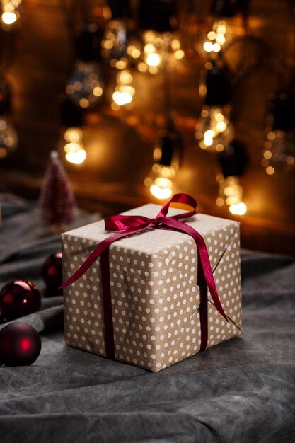 Weihnachtsdekoration und Geschenkboxen über grauer Oberfläche