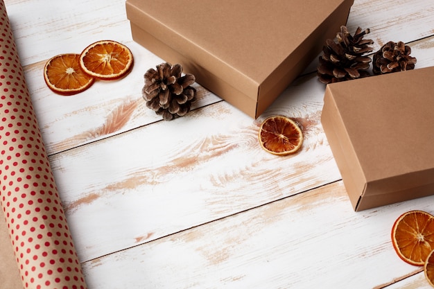 Weihnachtsdekoration und Geschenkboxen über hölzernem Hintergrund. Über.