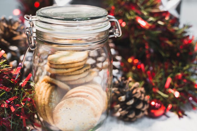 Weihnachtsdekoration und Kekse