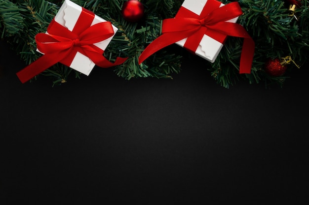 Weihnachtselemente auf schwarzem hölzernem Hintergrund