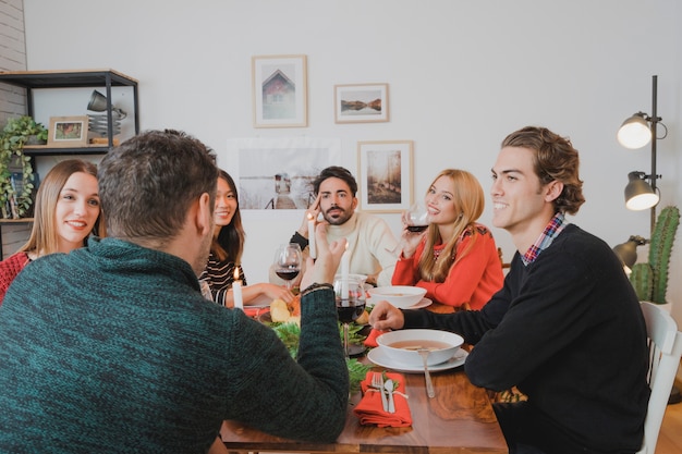 Kostenloses Foto weihnachtsessen mit jungen freunden