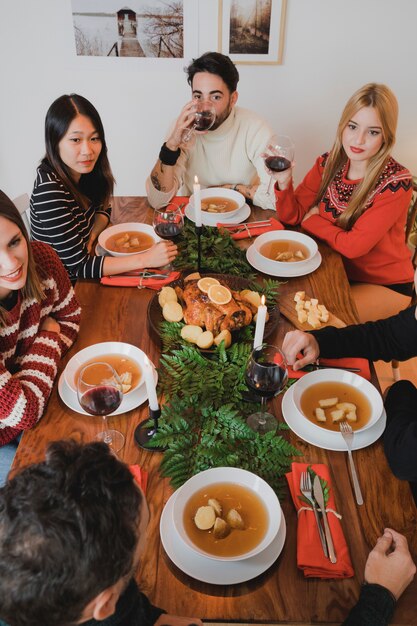 Kostenloses Foto weihnachtsessen mit suppe und truthahn