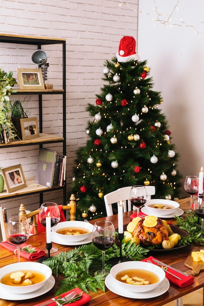 Kostenloses Foto weihnachtsessen mit truthahn und weihnachtsbaum