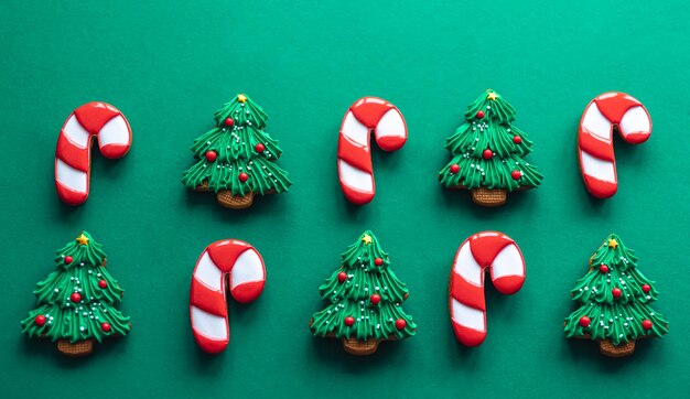 Kostenloses Foto weihnachtsfarbene handgefertigte lebkuchenplätzchen liegen flach
