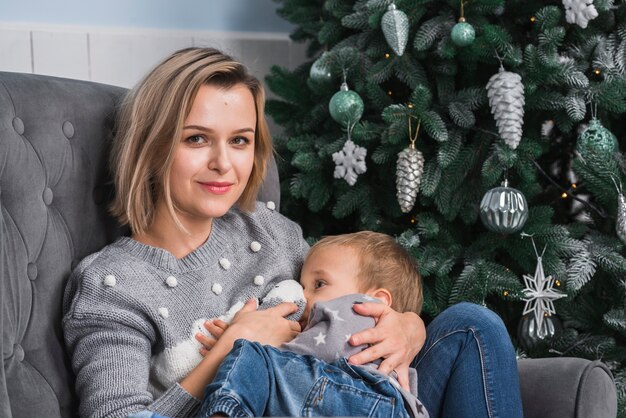 Weihnachtsfeiern mit glücklicher Mutter und Sohn