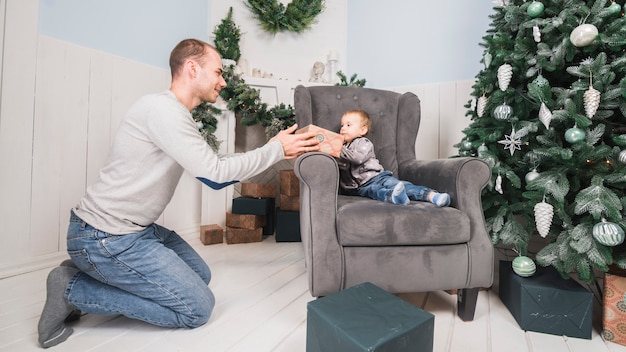 Weihnachtsfeiern mit Vater und Sohn