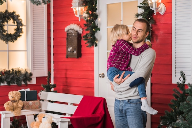 Weihnachtsfeiern mit Vater und Tochter