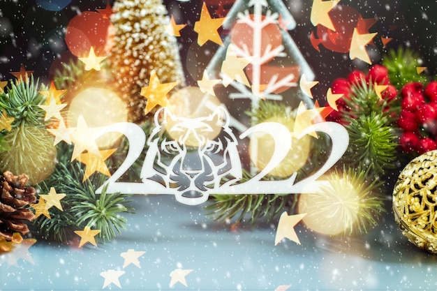 Weihnachtsfeiertagszusammensetzung auf weißem hölzernem hintergrund mit kopienraum für ihren text, weihnachtshintergrund mit dekorationen