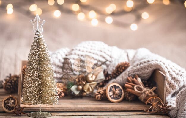 Weihnachtsfest Dekor Dekor Stillleben auf Holz Hintergrund, Konzept von Zuhause Komfort und Urlaub